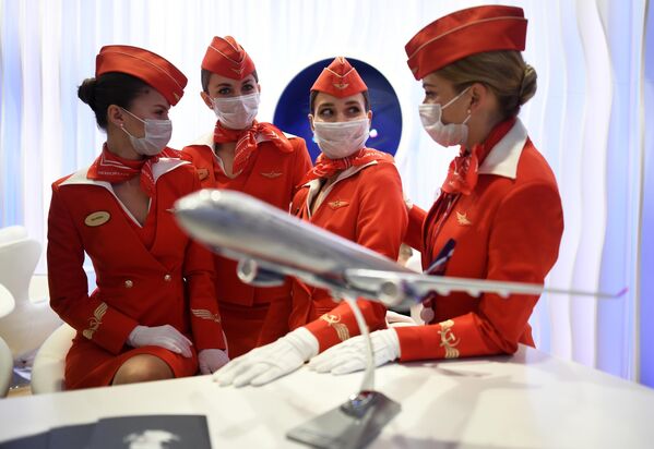 Девушки на стенде авиакомпании Аэрофлот на Петербургском международном экономическом форуме - 2021