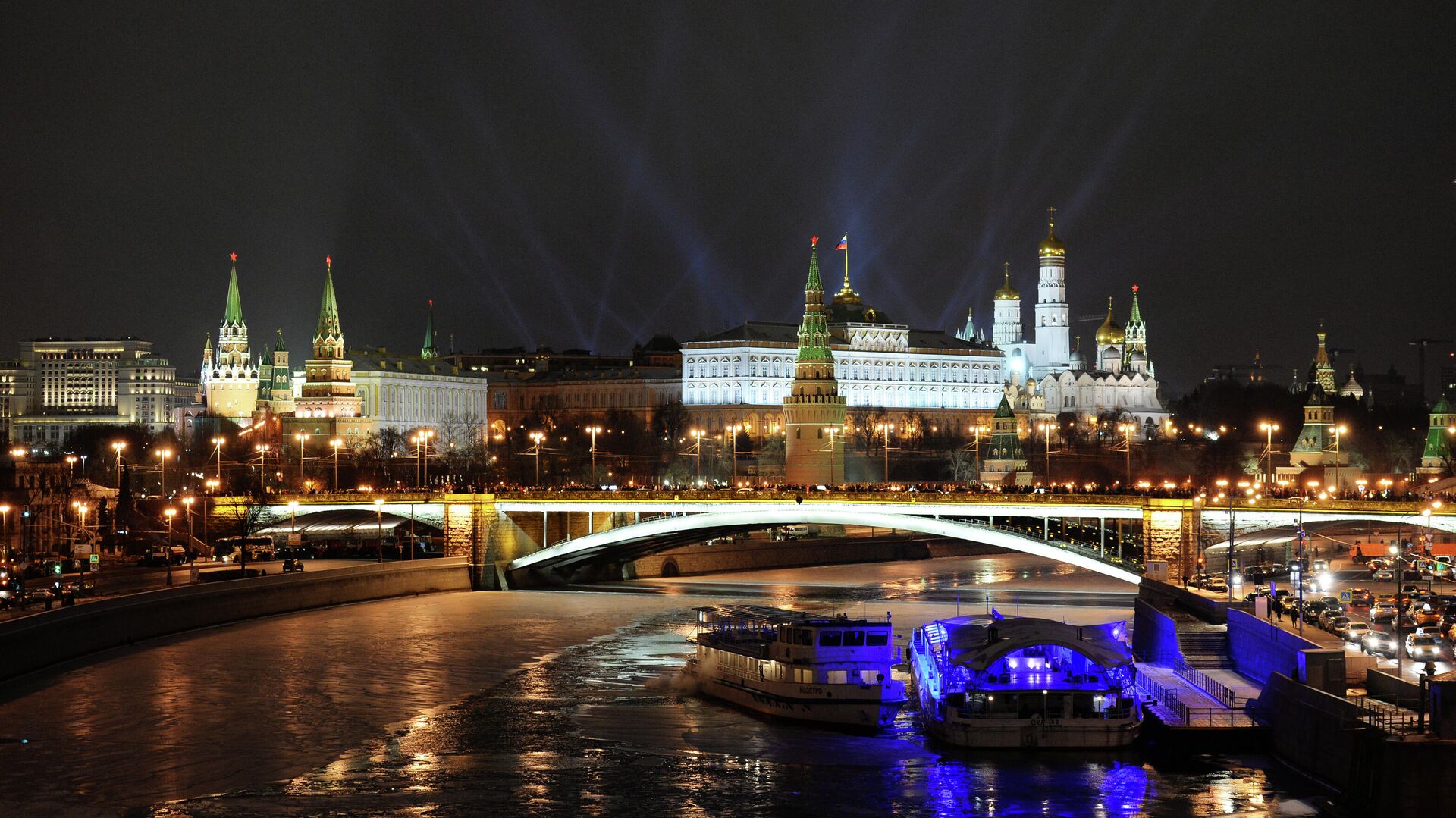 Вид на Кремль с Патриаршего моста в новогоднюю ночь - РИА Новости, 1920, 08.09.2021