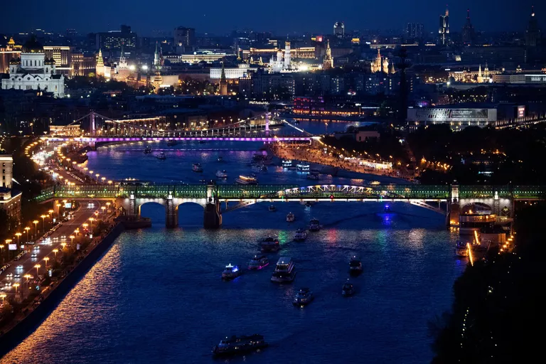 Вид на Пушкинский и Крымский мосты в Москве Вид на Пушкинский и Крымский мосты в Москве