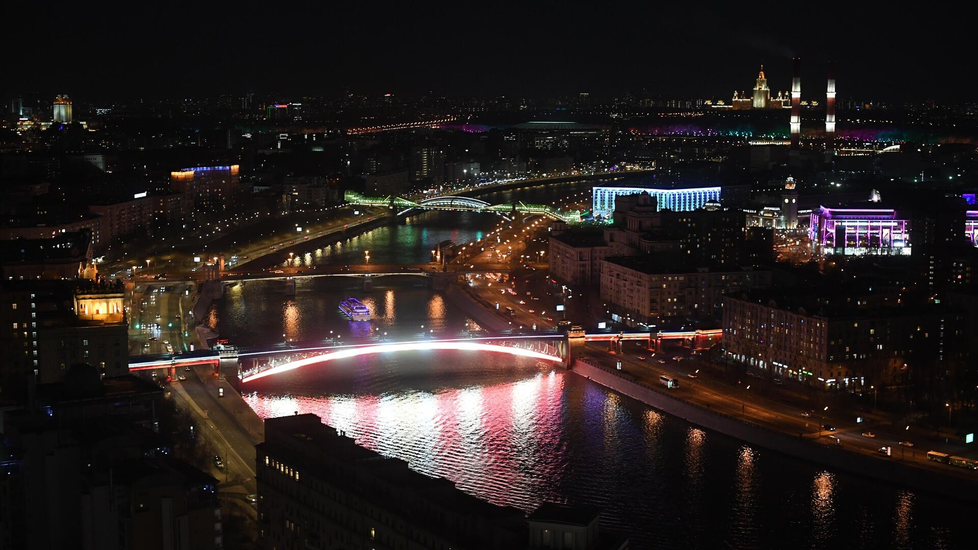 Дептранс Москвы опроверг сообщения о провокационной надписи на метромосту -  РИА Новости, 11.10.2022