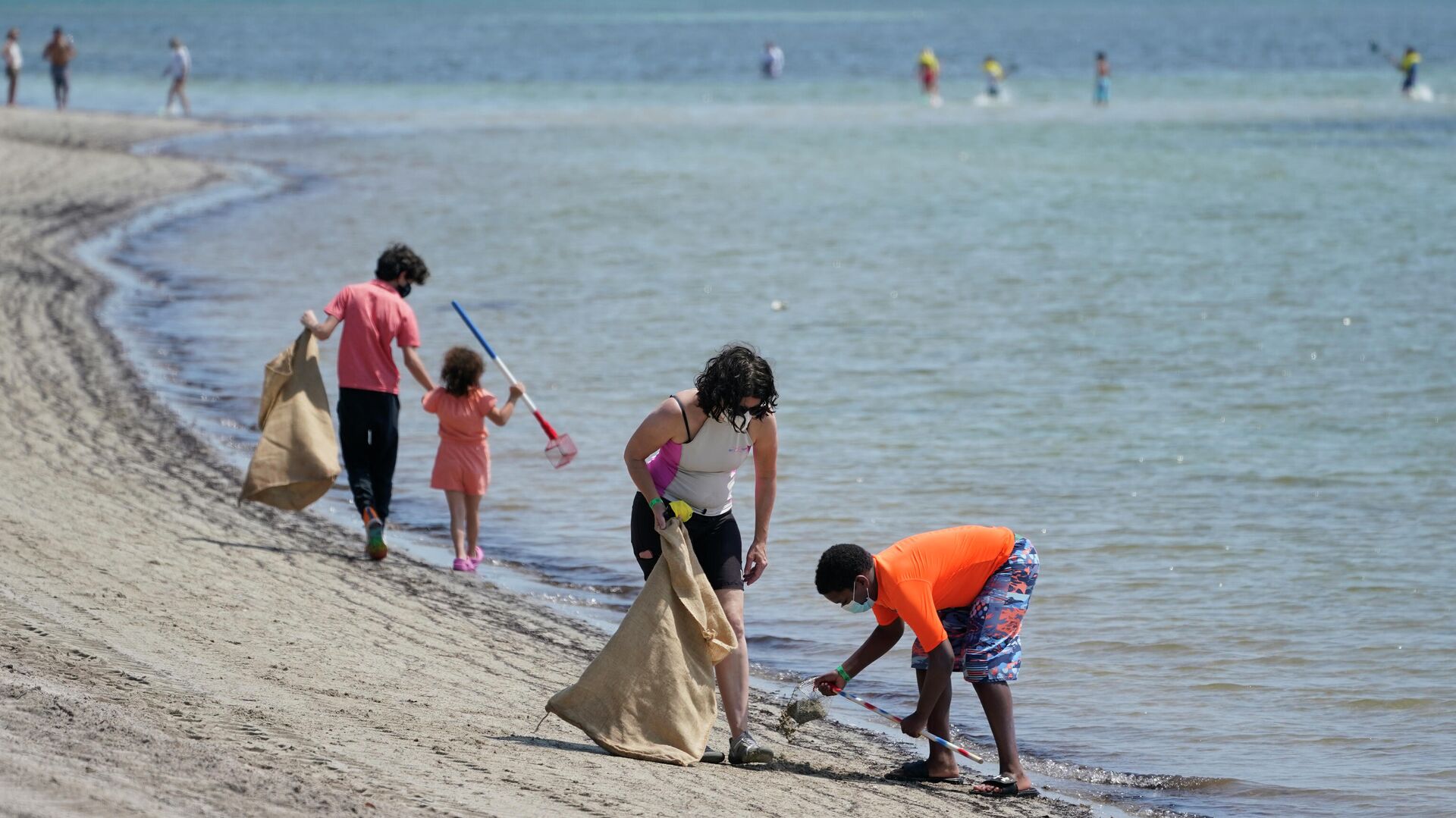 Волонтеры собирают мусор на пляже, Флорида  - РИА Новости, 1920, 05.06.2021
