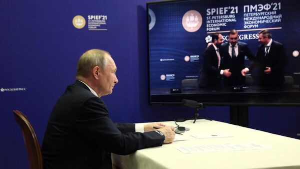 Президент РФ В. Путин принял участие в церемонии подписания на ПМЭФ соглашений по туристическим объектам в Крыму
