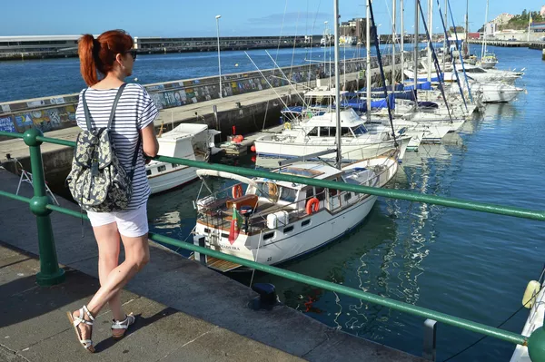 Девушка в гавани города Фуншал (Funchal) на острове Мадейра