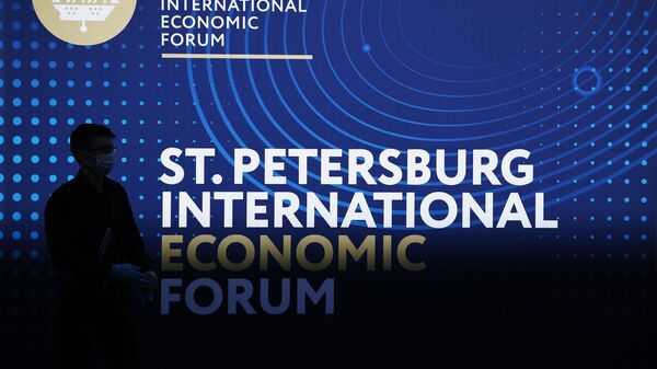 Стенд с символикой Петербургского международного экономического форума - 2021