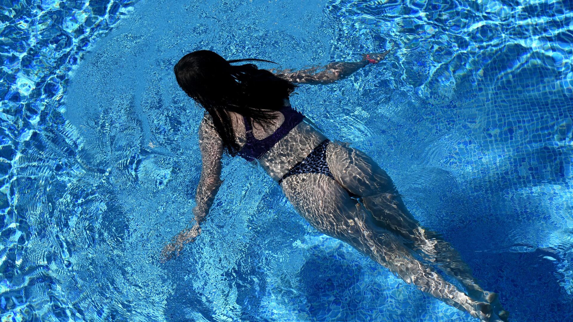 Девушка плавает в открытом бассейне в фанпарке Бобровый лог в Красноярске - РИА Новости, 1920, 05.05.2022