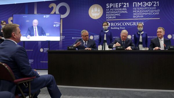 Президент РФ Владимир Путин принял участие в церемонии подписания инвестиционных соглашений в рамках ПМЭФ
