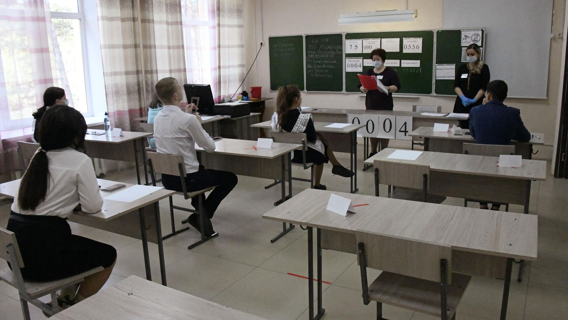 Ученики перед началом экзамена - РИА Новости, 1920, 25.05.2022