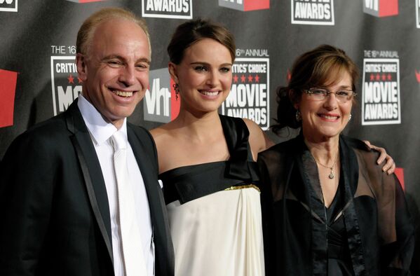 Натали Портман с родителями на церемонии вручения премии Critics' Choice Awards