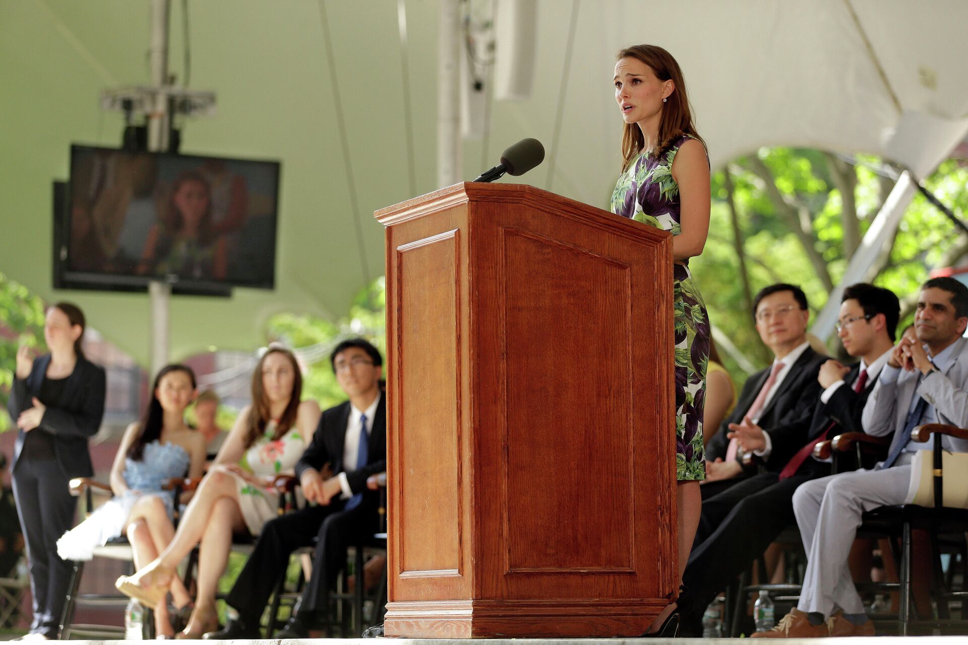 Натали Портман во время выступления в Гарвардском университете Натали Портман во время выступления в Гарвардском университете - РИА Новости, 1920, 27.10.2025