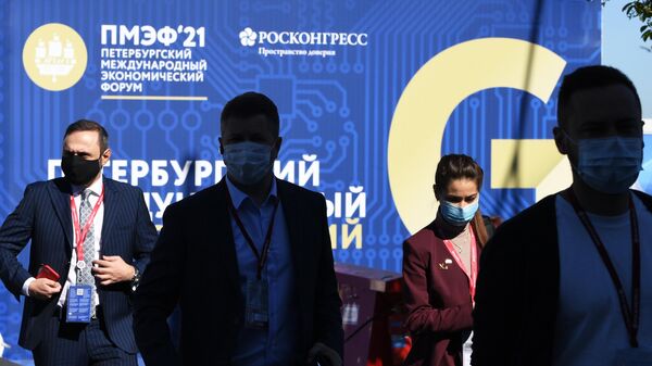 Участники Петербургского международного экономического форума - 2021 у конгрессно-выставочного центра Экспофорум
