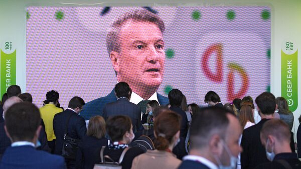 Экран с трансляцией выступления президента, председателя правления Сбербанка Германа Грефа во время делового завтрака Сбера в рамках Петербургского международного экономического форума - 2021
