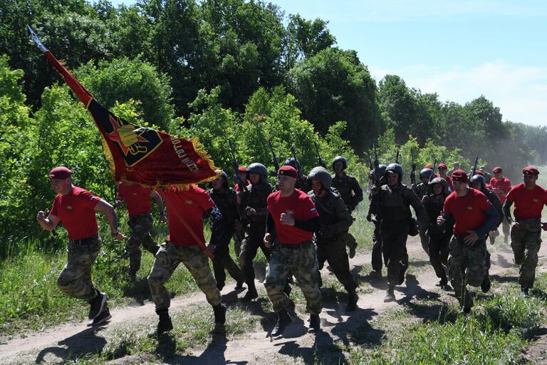 На квалификационных испытаниях на право ношения крапового берета военнослужащими подразделений спецназа войск национальной гвардии Приволжского округа России на базе учебного полигона казанского отдельного отряда специального назначения Барс в Татарстане