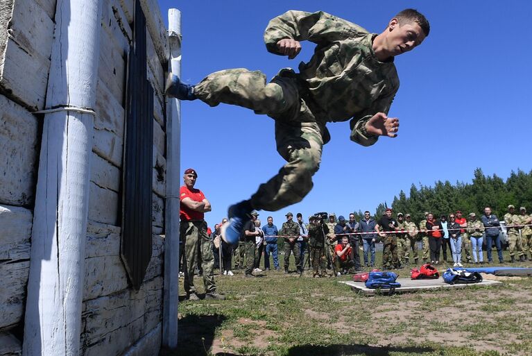 На квалификационных испытаниях на право ношения крапового берета военнослужащими подразделений спецназа войск национальной гвардии Приволжского округа России на базе учебного полигона казанского отдельного отряда специального назначения Барс в Татарстане