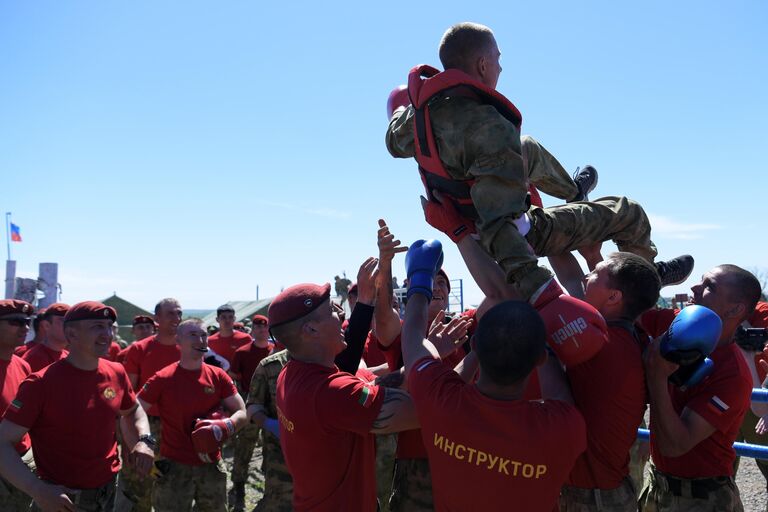 Поздравление сотрудника Росгвардии прошедшего все этапы испытания на квалификационных испытаниях на право ношения крапового берета военнослужащими подразделений спецназа войск национальной гвардии Приволжского округа России на базе учебного полигона казанского отдельного отряда специального назначения Барс в Татарстане