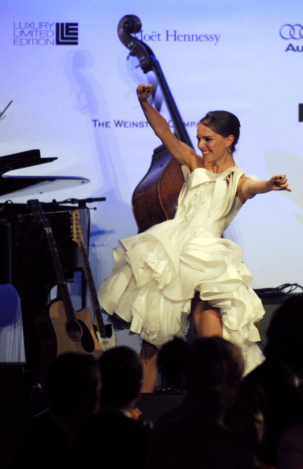 Натали Портман танцует во время аукциона на благотворительном вечере amfAR Cinema Against AIDS