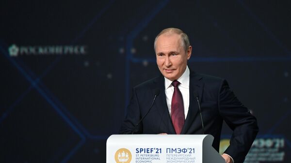 Президент РФ Владимир Путин выступает на пленарном заседании в рамках Петербургского международного экономического форума - 2021