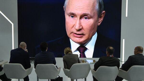 Трансляция выступления президента РФ Владимира Путина на пленарной сессии ПМЭФ. Архивное фото