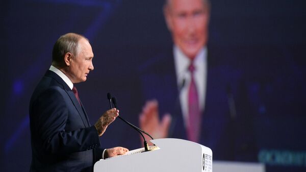 Президент РФ Владимир Путин выступает на пленарном заседании в рамках Петербургского международного экономического форума - 2021