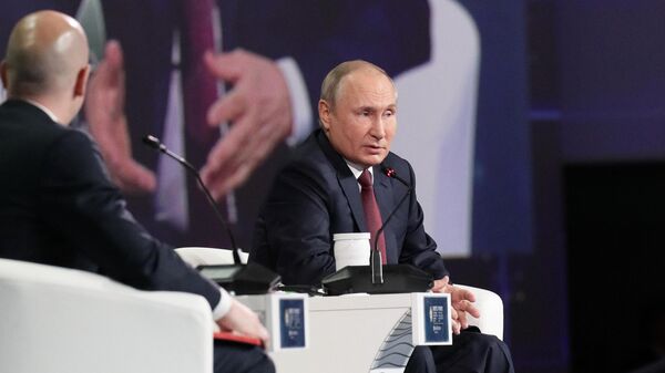 Президент РФ Владимир Путин на пленарном заседании в рамках Петербургского международного экономического форума - 2021