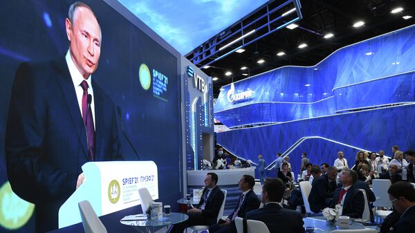 Трансляция выступления президента РФ Владимира Путина на пленарной сессии Петербургского международного экономического форума - 2021