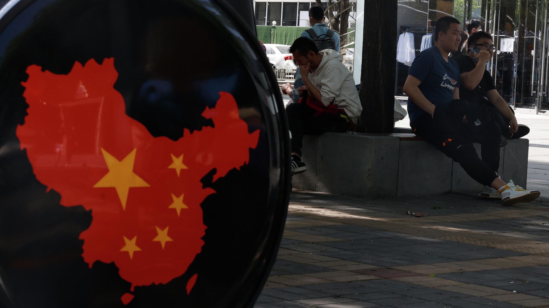 Жители отдыхают возле карты Китая в торговом районе Пекина - РИА Новости, 1920, 27.10.2021