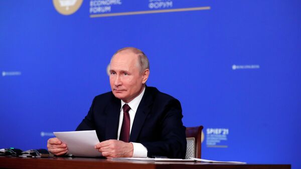 Владимир Путин во время встречи в режиме видеоконференции с руководителями крупнейших иностранных компаний в рамках Петербургского международного экономического форума - 2021
