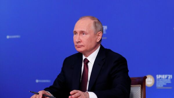 Владимир Путин во время встречи в режиме видеоконференции с руководителями крупнейших иностранных компаний в рамках Петербургского международного экономического форума - 2021