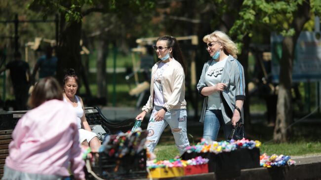 Жители Симферополя отдыхают в Гагаринском парке