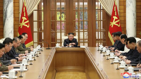 Лидер Северной Кореи Ким Чен Ын  на заседании Политбюро ЦК Трудовой партии КНДР восьмого созыва