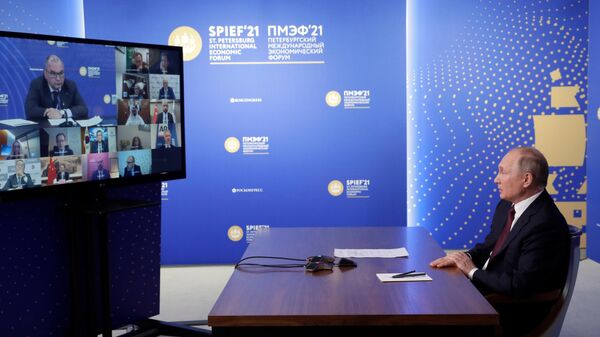  Президент РФ Владимир Путин во время встречи в режиме видеоконференции с руководителями ведущих мировых информационных агентств в рамках ПМЭФ-2021
