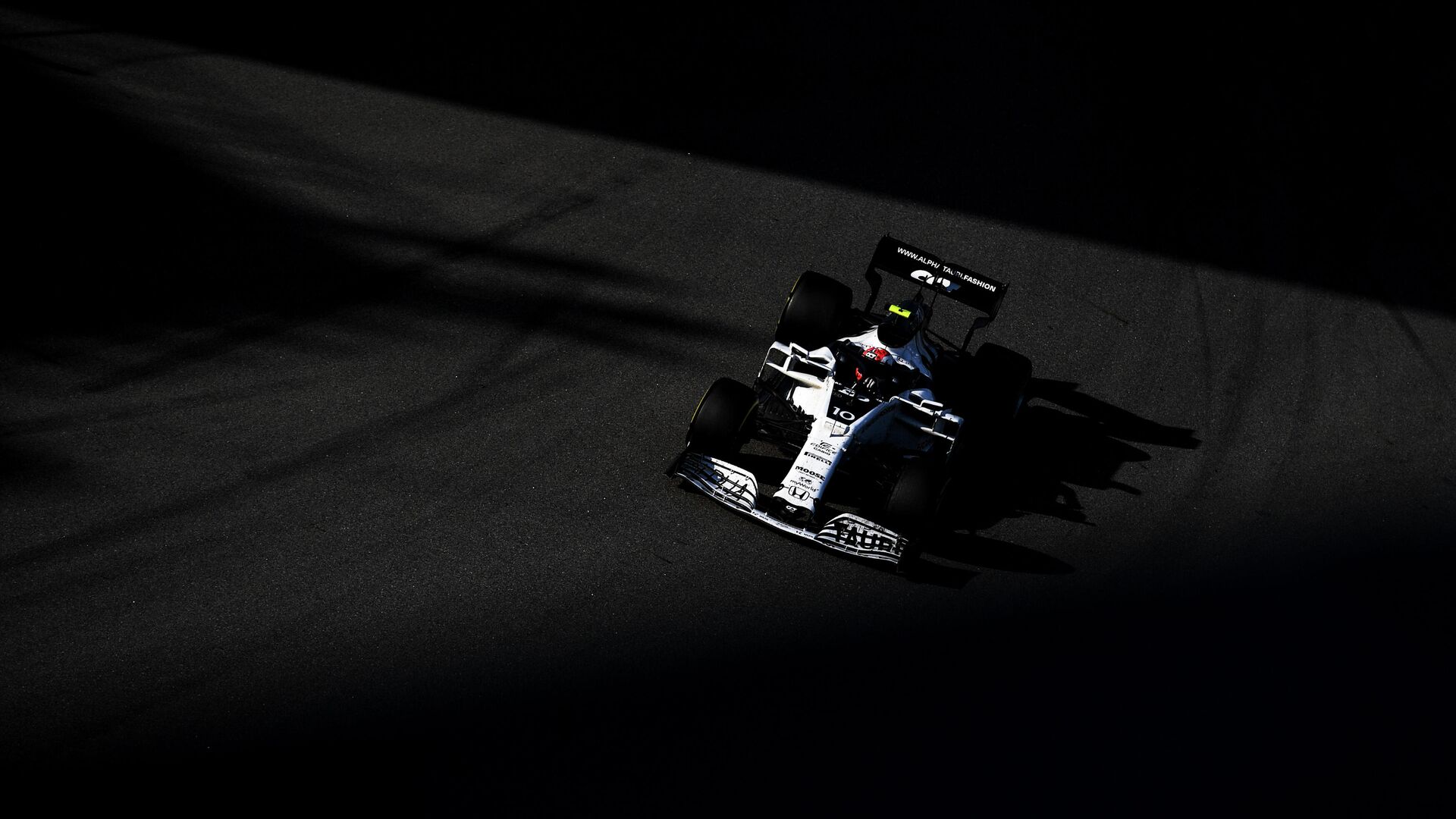 Француз Гасли показал лучшее время в первый день тестов "Формулы-1" в Бахрейне