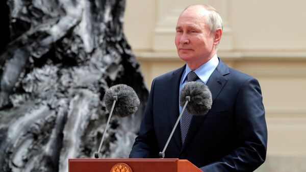 Президент РФ Владимир Путин на церемонии открытия памятника императору Александру III в Гатчине