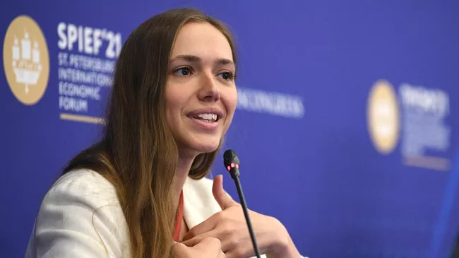 Руководитель Федерального агентства по делам молодежи (Росмолодежь) Ксения Разуваева на пленарной сессии Молодежное предпринимательство : хайп или будущее российской экономики  на ПМЭФ-2021