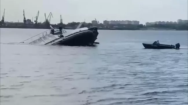Кадры тонущего теплохода Барракуда на Волге