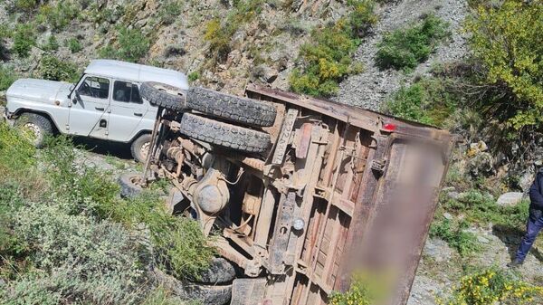 ДТП с опрокинувшейся грузовой машиной в Республике Тыва