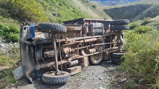 ДТП с опрокинувшейся грузовой машиной в Республике Тыва