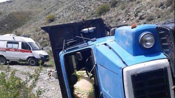 ДТП с опрокинувшейся грузовой машиной в Республике Тыва