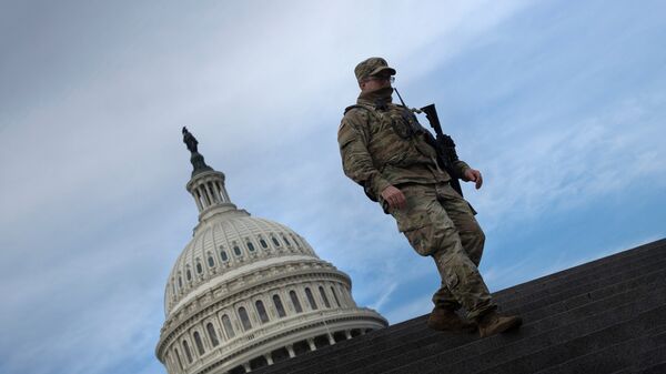 Солдат Национальной гвардии США возле здания Капитолия