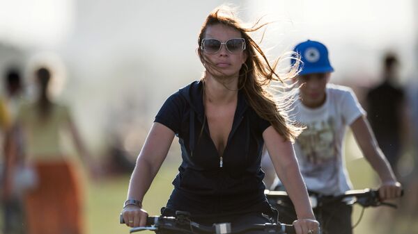 Горожане катаются на велосипедах в Омске