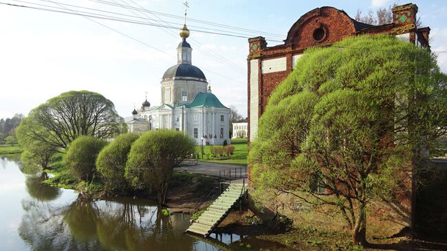 Набережная Вязьмы. Церковь Рождества Богородицы (1728) и жилой дом начала 20 века