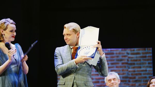 Писатель Александр Пелевин с премией Национальный бестселлер