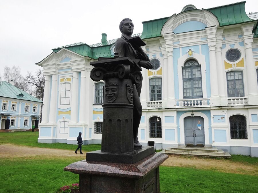 Главный дом (дворец). Памятник Грибоедову