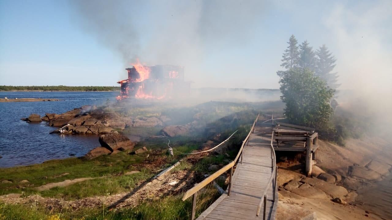 Пожар в поселке Рабочеостровск Кемского района Карелии - РИА Новости, 1920, 08.06.2021