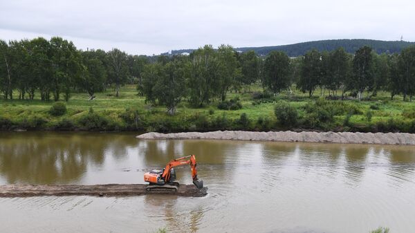 Расчистка русла реки Ия в районе города Тулун Иркутской области