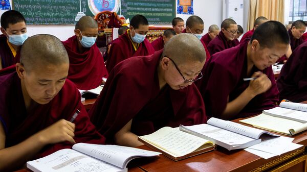 Ученики на занятиях в Буддистском институте в деревне Жэдуй городского округа Лхаса в Тибете