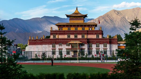 Вид на Буддистский институт в деревне Жэдуй городского округа Лхаса в Тибете