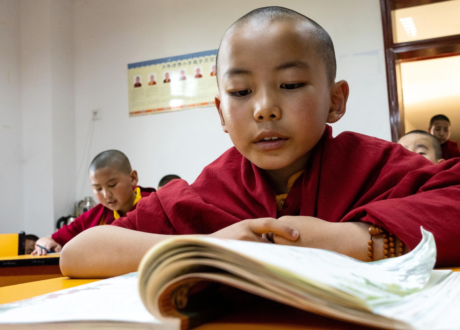 Ученик на занятиях в Буддистском институте в деревне Жэдуй городского округа Лхаса в Тибете - РИА Новости, 1920, 08.06.2021