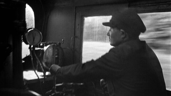 Машинист ведет пассажирский поезд Красная стрела (Москва-Ленинград). 1939 год.