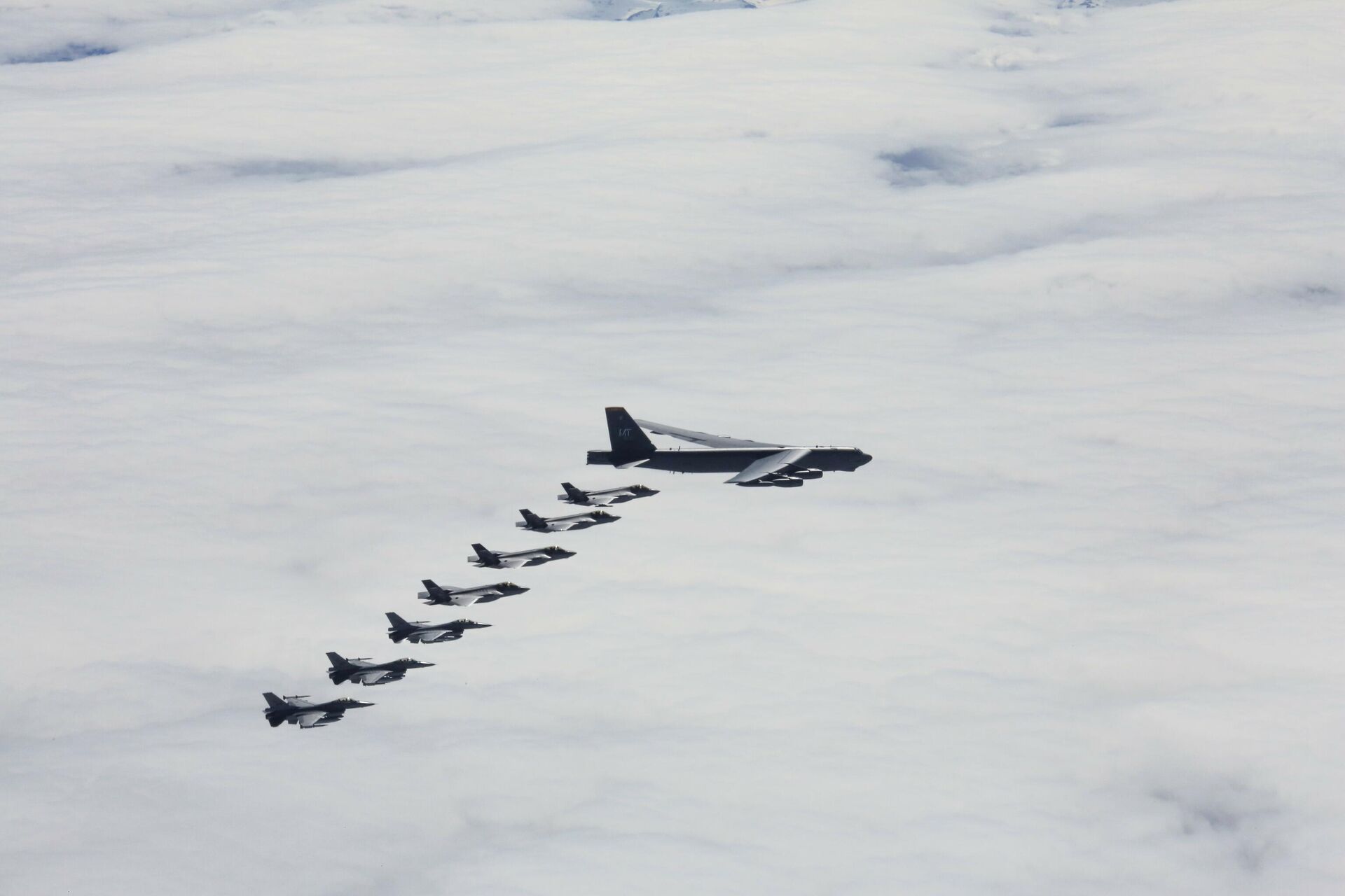 Истребители F-16s и F-35s ВВС Норвегии и стратегический бомбардировщик B-52H Stratofortress ВВС США во время совместных учений в Арктике - РИА Новости, 1920, 16.05.2024