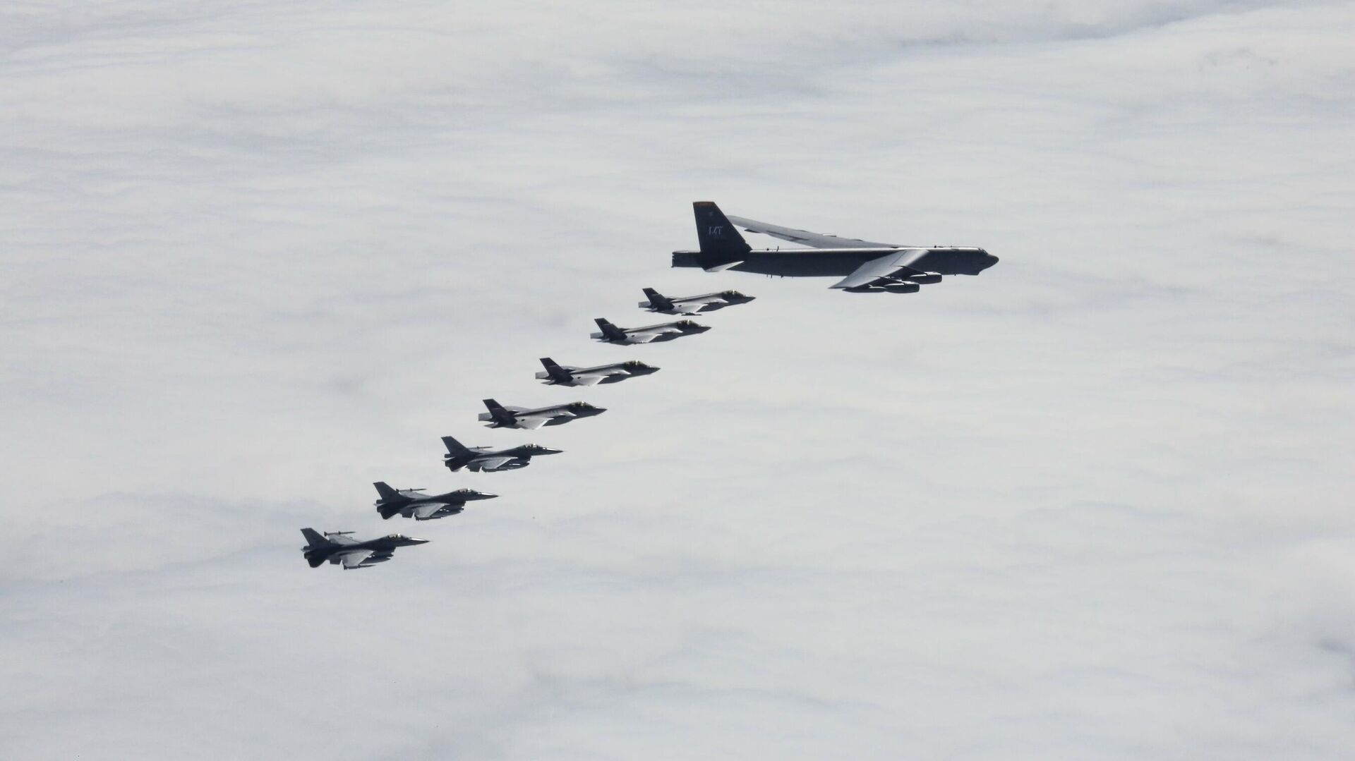 Истребители F-16s и F-35s ВВС Норвегии и стратегический бомбардировщик B-52H Stratofortress ВВС США во время совместных учений в Арктике - РИА Новости, 1920, 27.10.2021